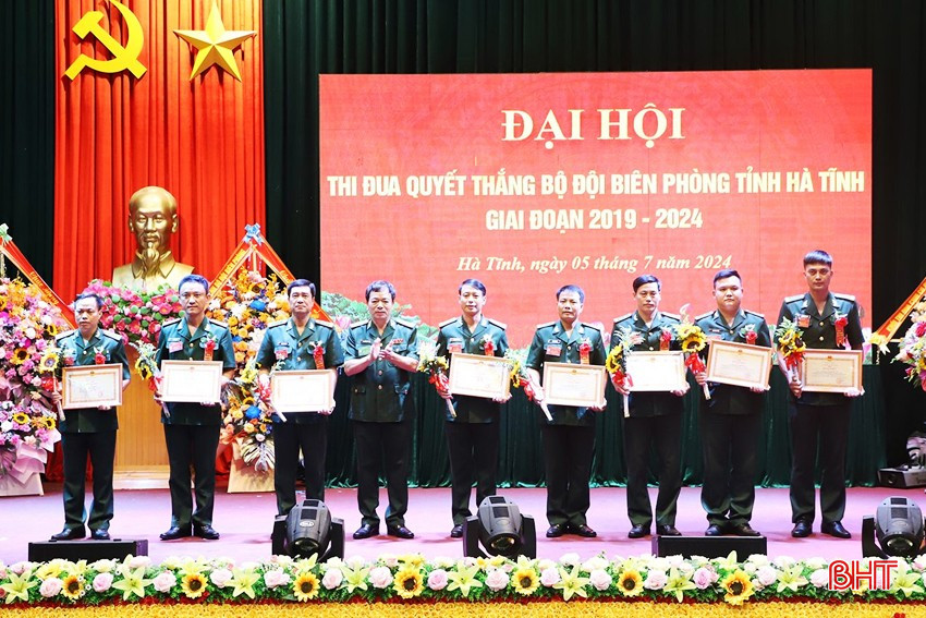 thieu-tuong-nguyen-van-thien-pho-tu-lenh-bdbp-viet-nam-trao-bang-khen-cua-bo-tu-lenh-bdbp-cho-cac-tap-the-ca-nhan-dat-thanh-tich-cao-trong-phong-trao-thi-dua-quyet-thang-giai-doan-2019-2021-4798.jpg