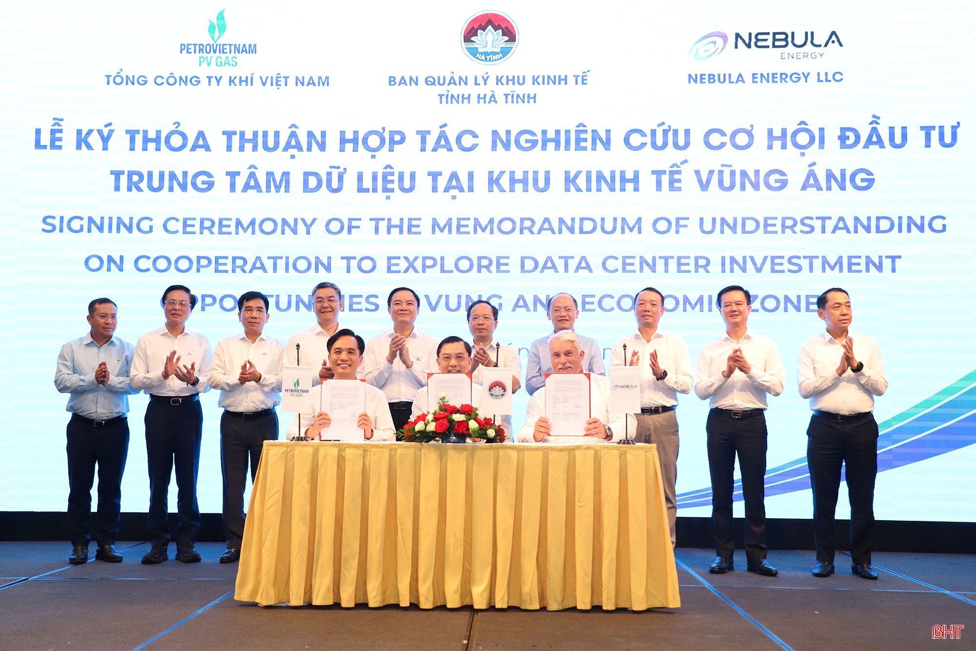 Dưới sự chứng kiến của các đồng chí lãnh đạo tỉnh, Ban Quản lý KKT tỉnh Hà Tĩnh, Tổng Công ty Khí Việt Nam (PV GAS) và Tập đoàn Nebula Energy đã ký kết thỏa thuận hợp tác nghiên cứu cơ hội đầu tư Trung tâm Dữ liệu tại KKT Vũng Áng.