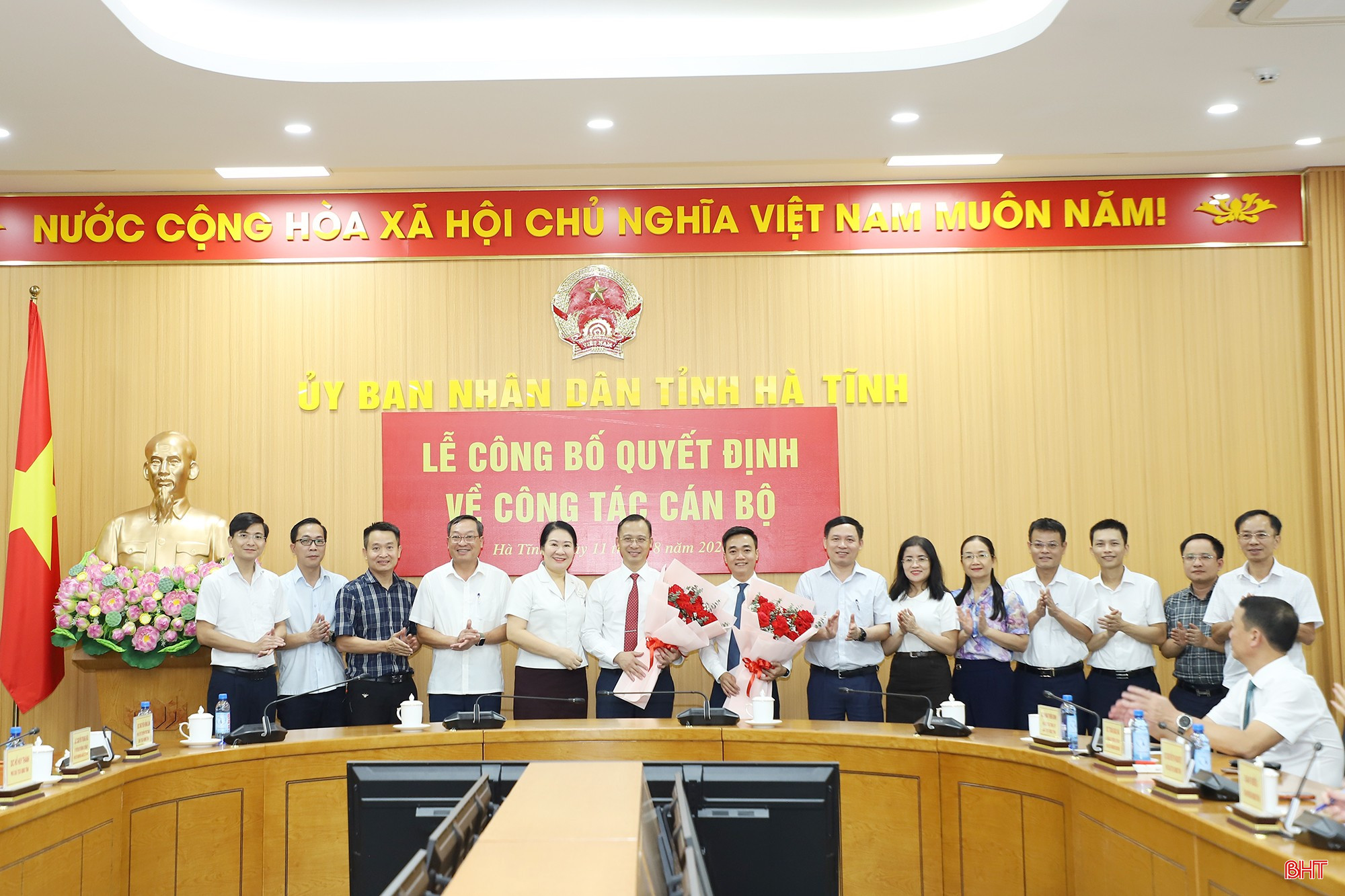 Lãnh đạo Sở Tài chính tặng hoa chúc mừng đồng chí Hồ Đức Đàn và Thiều Đình Long. Lãnh đạo Sở Tài chính tặng hoa chúc mừng đồng chí Hồ Đức Đàn và Thiều Đình Long.