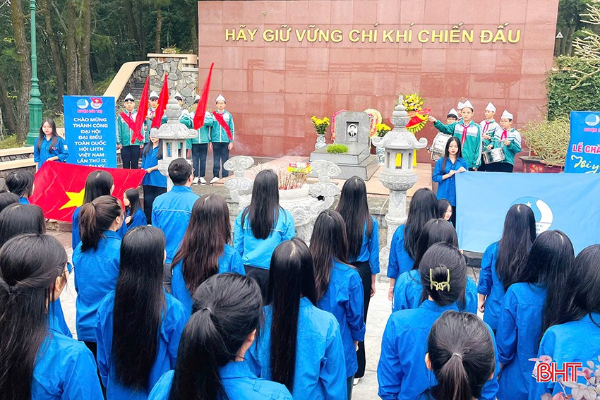 Ở Đức Thọ, lễ chào cờ được tổ chức tại khu mộ Tổng Bí thư Trần Phú.