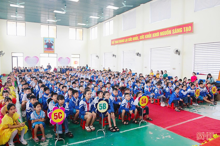 Gần 300 học sinh Trường Tiểu học Thạch Đài tham gia diễn đàn.
