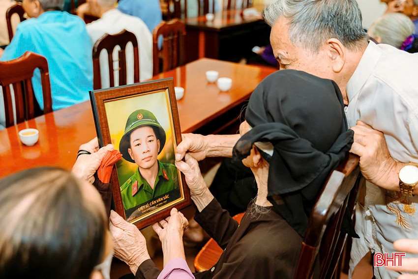 Mỗi bức ảnh được phục dựng đều chứa đựng một câu chuyện xúc động, nhờ đó, những người trẻ càng thêm thấm thía những hy sinh mất mát của thế hệ đi trước và có thêm động lực để cống hiến.