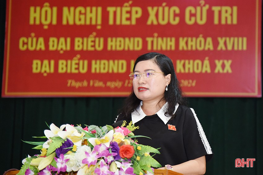 Bà Nguyễn Thị Nguyệt - Giám đốc Sở GD&amp;ĐT, Tổ trưởng Tổ đại biểu HĐND tỉnh bầu tại Thạch Hà trao đổi với cử tri.
