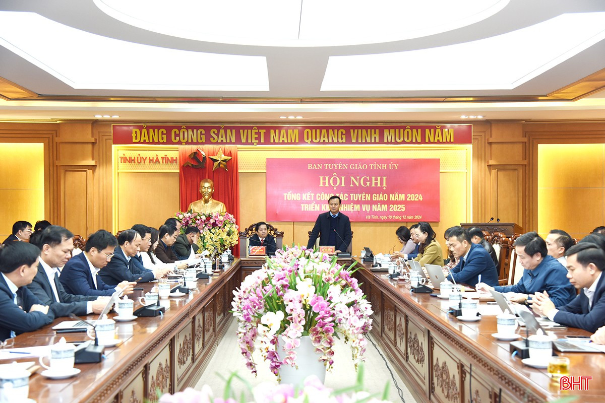 4 đồng chí là lãnh đạo, cán bộ Ban Tuyên giáo Tỉnh ủy đã gương mẫu, tự nguyện xin nghỉ trước tuổi. Trong ảnh: Ban Tuyên giáo Tỉnh ủy Hà Tĩnh tổ chức hội nghị triển khai nhiệm vụ năm 2025.