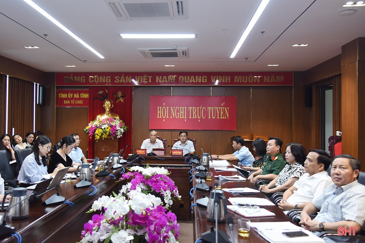 Phó Bí thư Thường trực Tỉnh ủy Trần Thế Dũng, Trưởng ban Tổ chức Tỉnh ủy Võ Hồng Hải điều hành điểm cầu Hà Tĩnh.