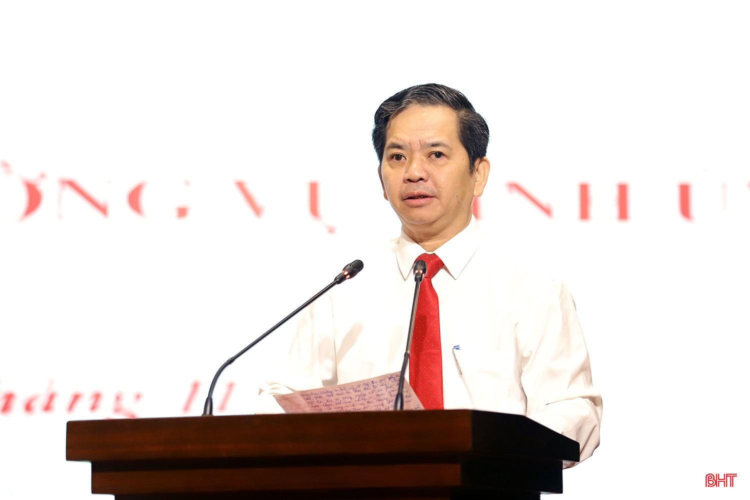 Phó Trưởng ban Thường trực Ban Tuyên giáo Tỉnh ủy Bùi Nhân Sâm phát biểu nhận nhiệm vụ.