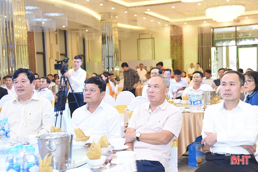 Trưởng ban Tổ chức Tỉnh ủy Võ Hồng Hải và các đại biểu dự chương trình.