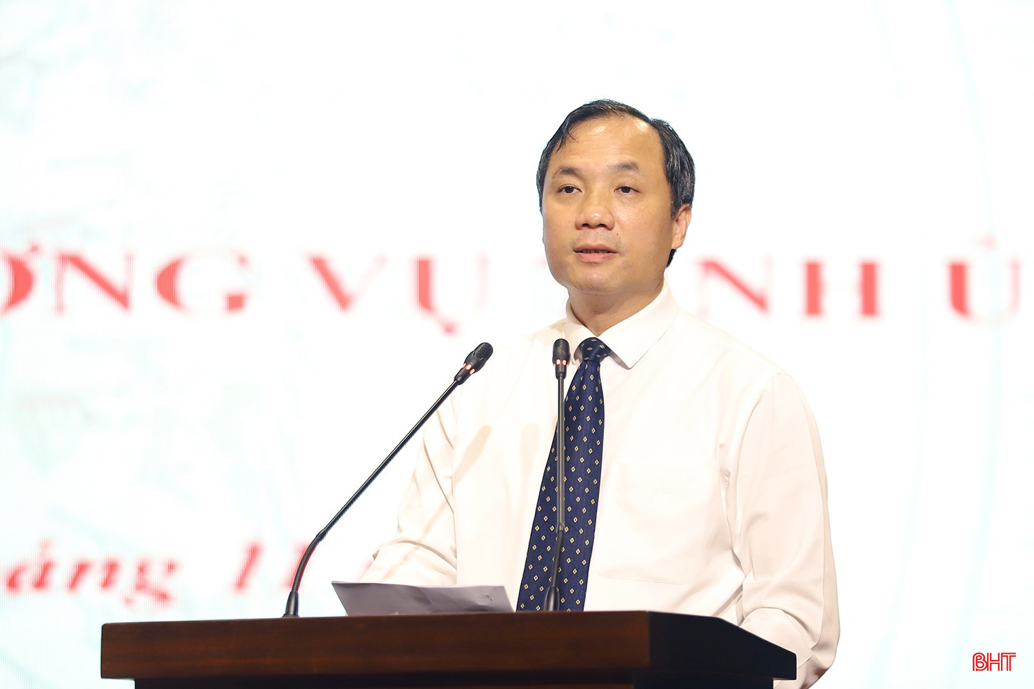 Bí thư Tỉnh ủy Hoàng Trung Dũng phát biểu chúc mừng và giao nhiệm vụ cho các đồng chí được luân chuyển, điều động.