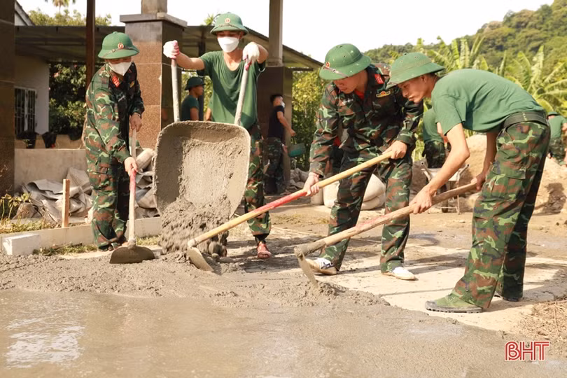 Lữ đoàn Phòng không 283 giúp người dân Hương Sơn xây dựng NTM