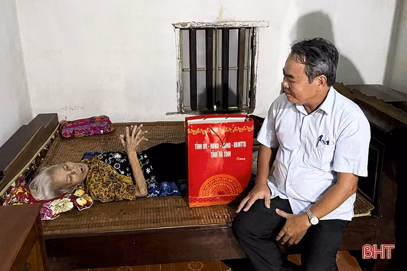 Lãnh đạo tỉnh tặng quà người có công ở Hà Tĩnh và Nghệ An