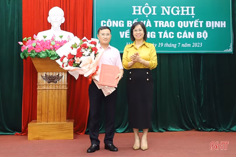Công bố quyết định bổ nhiệm Phó Giám đốc Chi nhánh Ngân hàng CSXH Hà Tĩnh