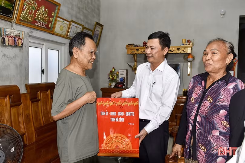 Lãnh đạo tỉnh tặng quà người có công ở Hà Tĩnh và Nghệ An