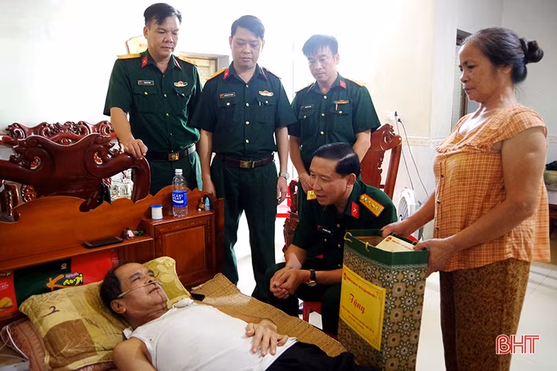 Bộ CHQS Hà Tĩnh tặng quà người có công với cách mạng