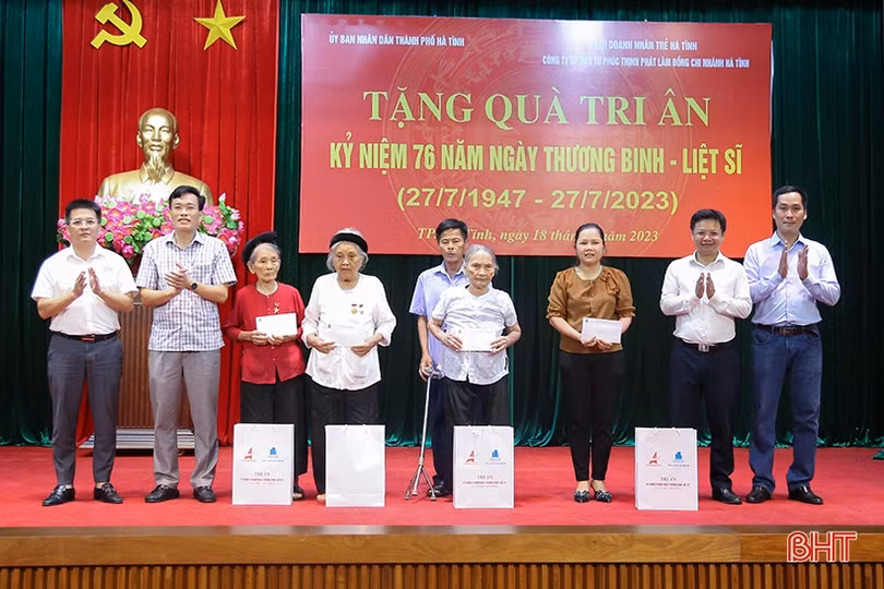 Trao 130 triệu đồng cho gia đình chính sách TP Hà Tĩnh