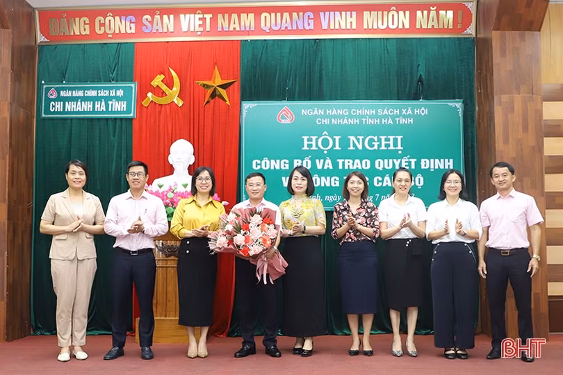 Công bố quyết định bổ nhiệm Phó Giám đốc Chi nhánh Ngân hàng CSXH Hà Tĩnh