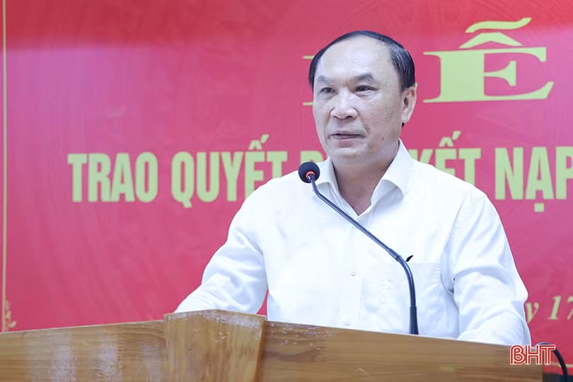 Nhiều học sinh ưu tú của Cẩm Xuyên được kết nạp Đảng