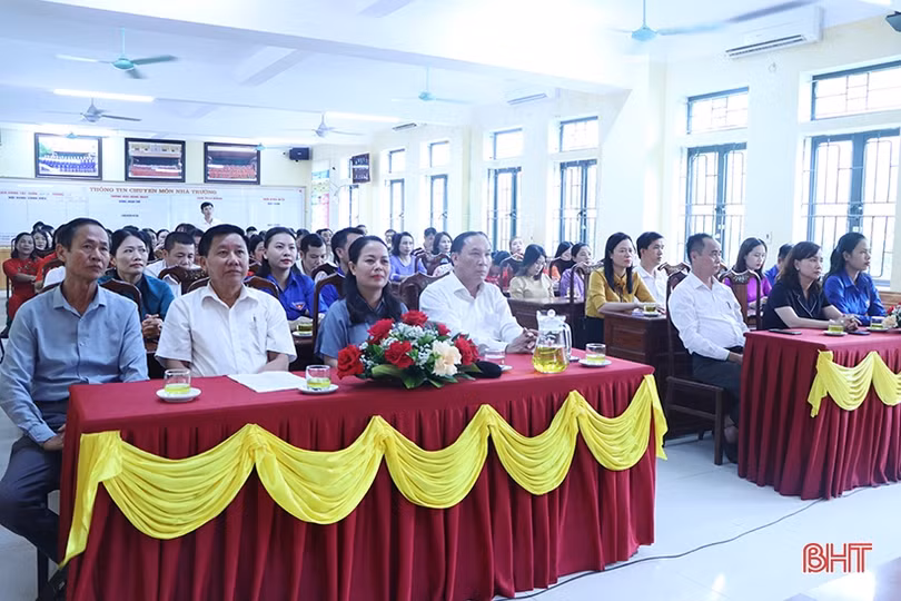 Nhiều học sinh ưu tú của Cẩm Xuyên được kết nạp Đảng