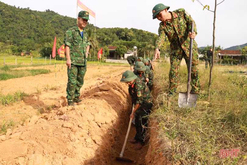 Lữ đoàn Phòng không 283 giúp người dân Hương Sơn xây dựng NTM