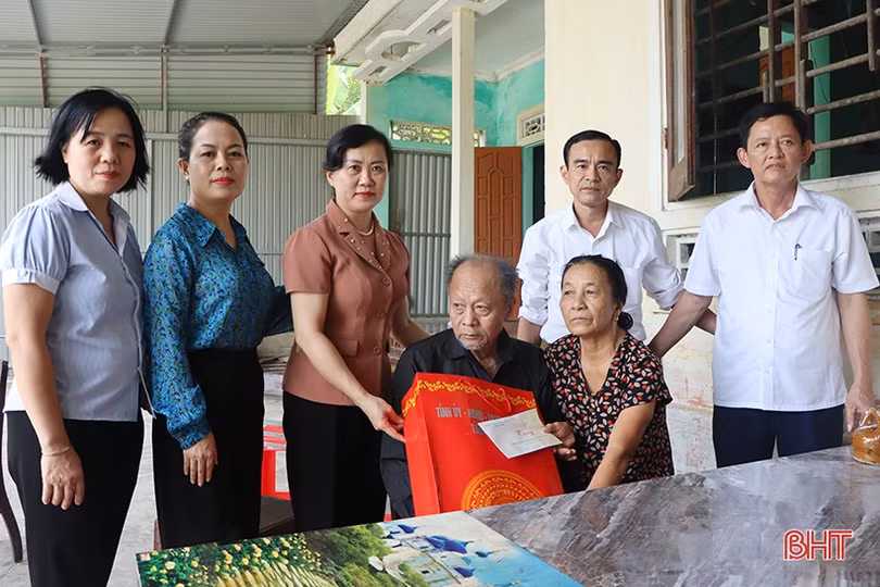 Lãnh đạo tỉnh thăm hỏi gia đình chính sách nhân dịp 27/7