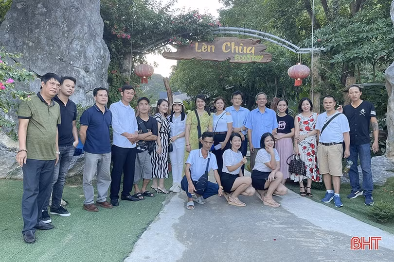 Hội viên Hội Liên hiệp VHNT Hà Tĩnh giao lưu, trao đổi kinh nghiệm tại Quảng Bình
