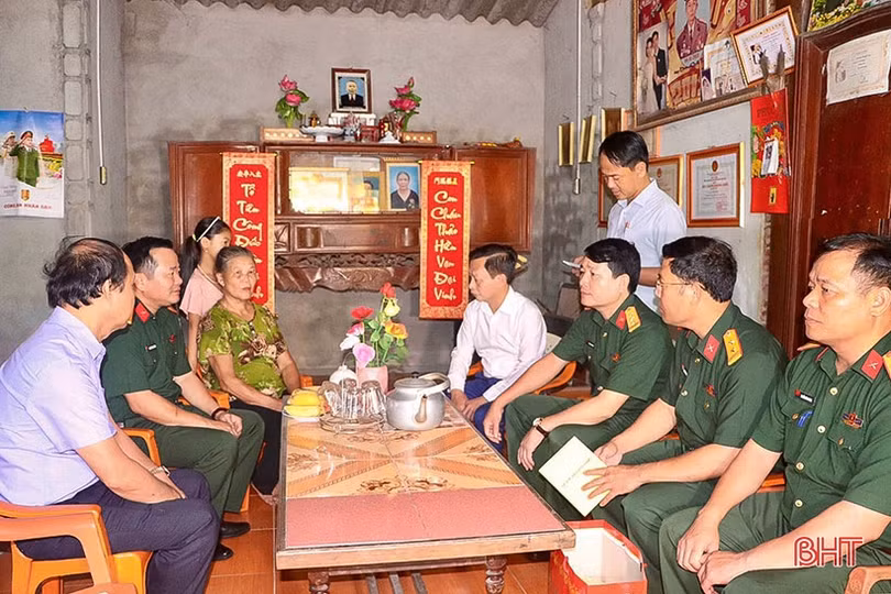Thăm hỏi, tặng quà các gia đình chính sách trên địa bàn Vũ Quang