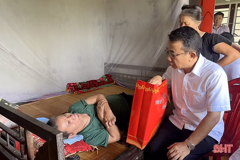 Lãnh đạo tỉnh thăm hỏi gia đình chính sách nhân dịp 27/7