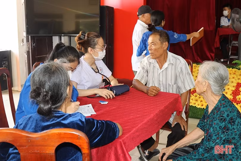 Khám, cấp phát thuốc miễn phí cho các trường hợp chính sách