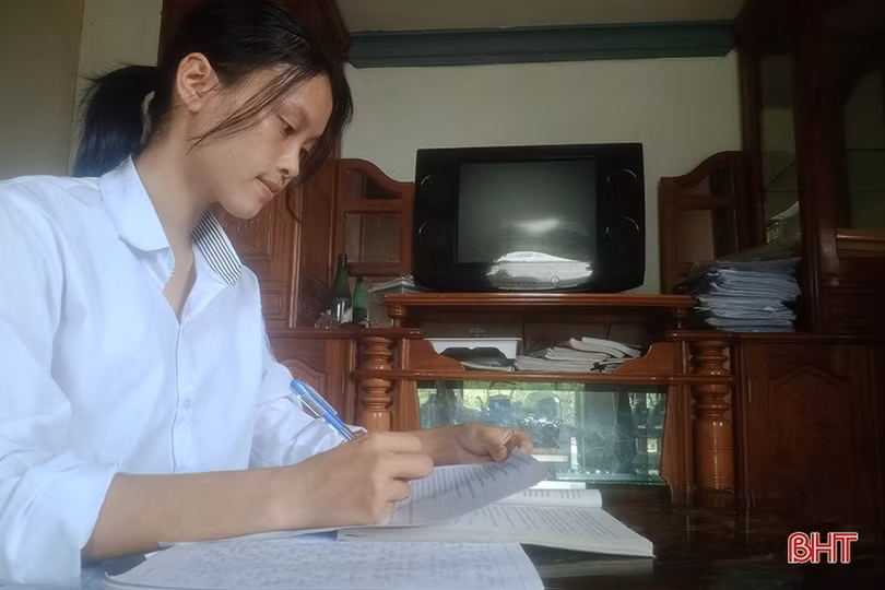Câu chuyện truyền cảm hứng của nữ sinh Hà Tĩnh á khoa C00 cả nước