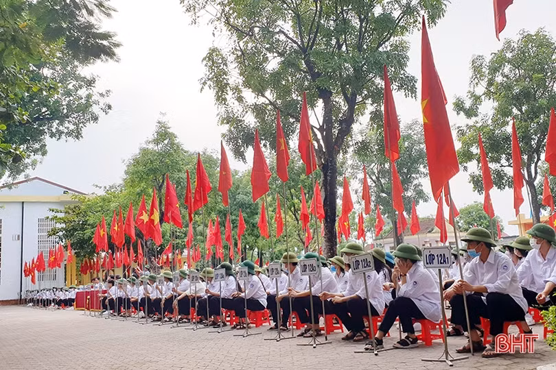 Lớp học trường làng ở Hà Tĩnh có 31 em điểm trung bình THPT môn Văn 8,82