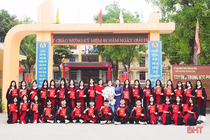 Lớp học trường làng ở Hà Tĩnh có 31 em điểm trung bình THPT môn Văn 8,82
