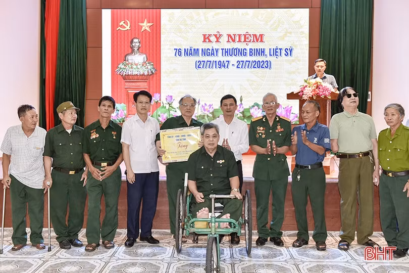 Lãnh đạo tỉnh tặng quà người có công ở Hà Tĩnh và Nghệ An