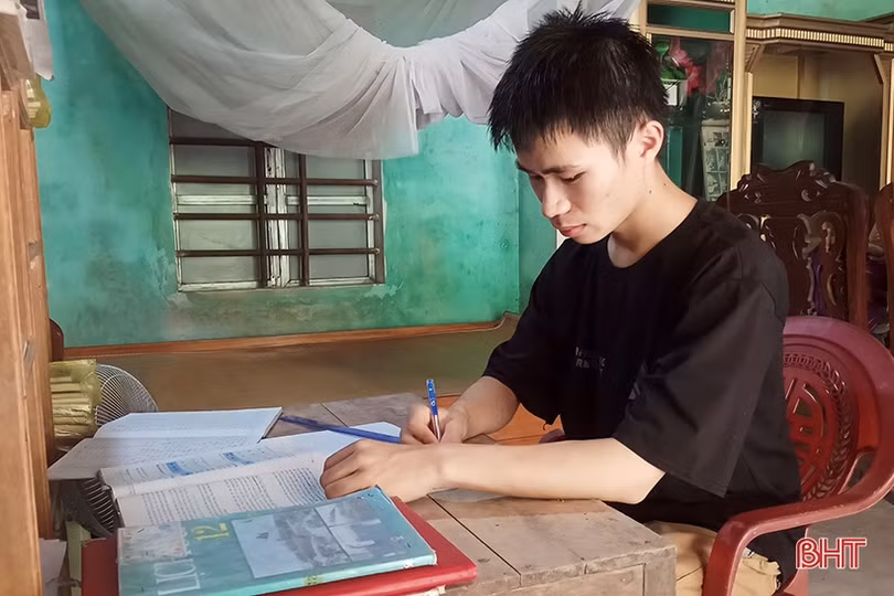 Lớp học trường làng ở Hà Tĩnh có 31 em điểm trung bình THPT môn Văn 8,82