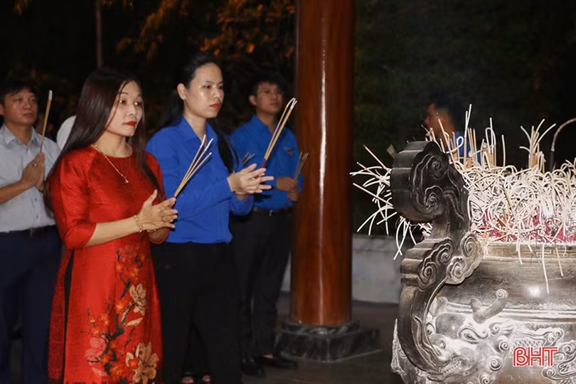 Xúc động lễ thắp nến tri ân các anh hùng liệt sĩ tại Ngã ba Đồng Lộc