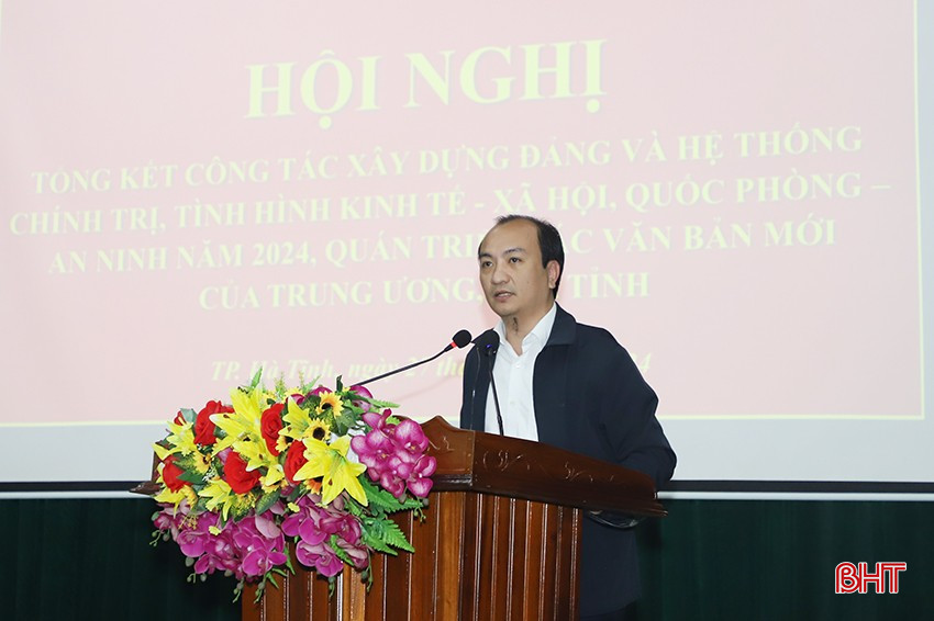 Ông Nguyễn Duy Đức – Phó Chủ tịch UBND thành phố tham luận với nội dung cải cách hành chính và nâng cao đạo đức công vụ.