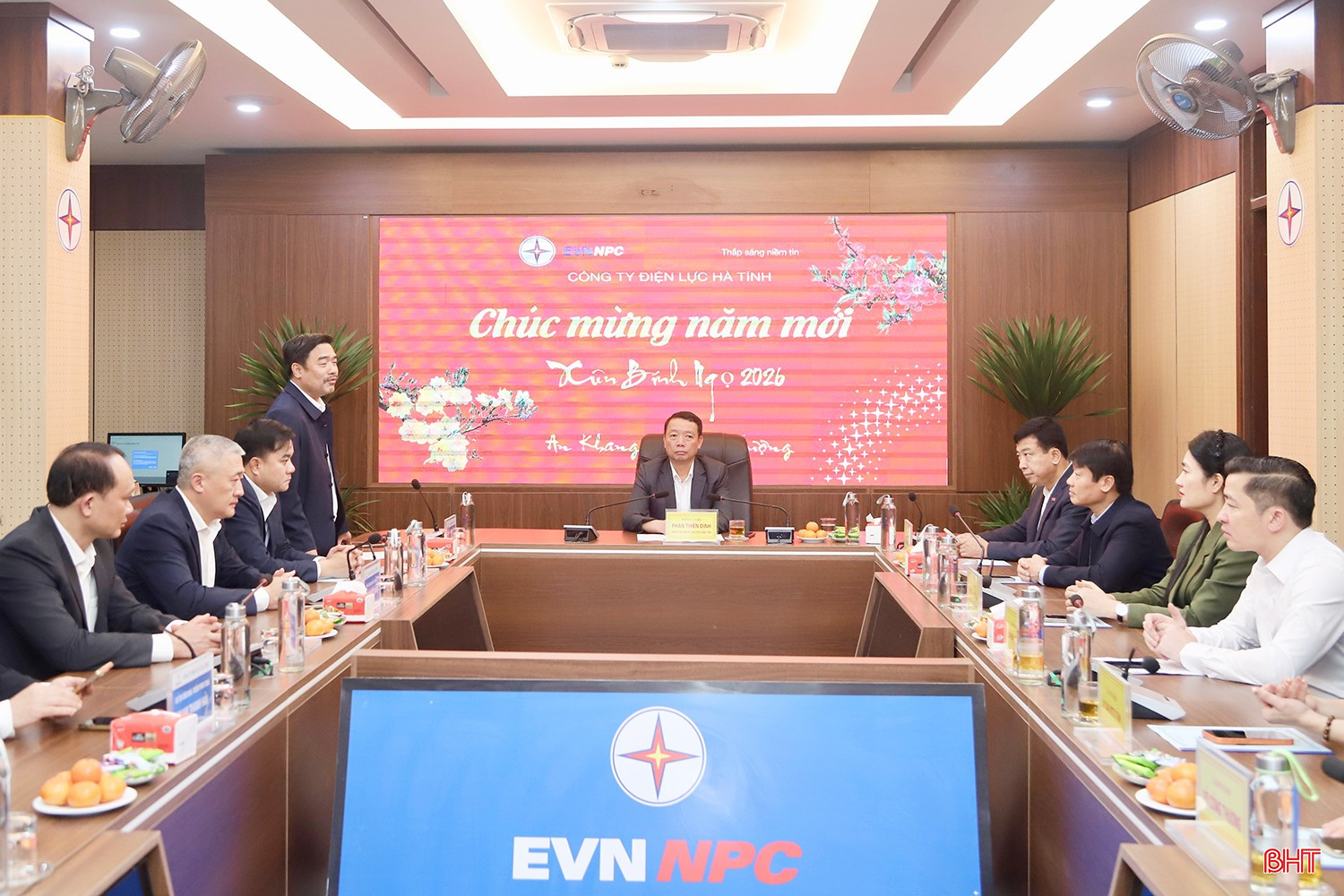 Chủ tịch UBND tỉnh Phan Thiên Định và đoàn thăm, chúc Tết Công ty Điện lực Hà Tĩnh.