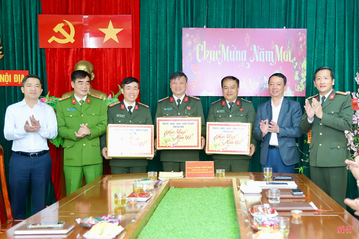 Chủ tịch UBND tỉnh Phan Thiên Định tặng quà cho Phòng An ninh nội địa, Phòng An ninh chính trị nội bộ, Phòng An ninh kinh tế.