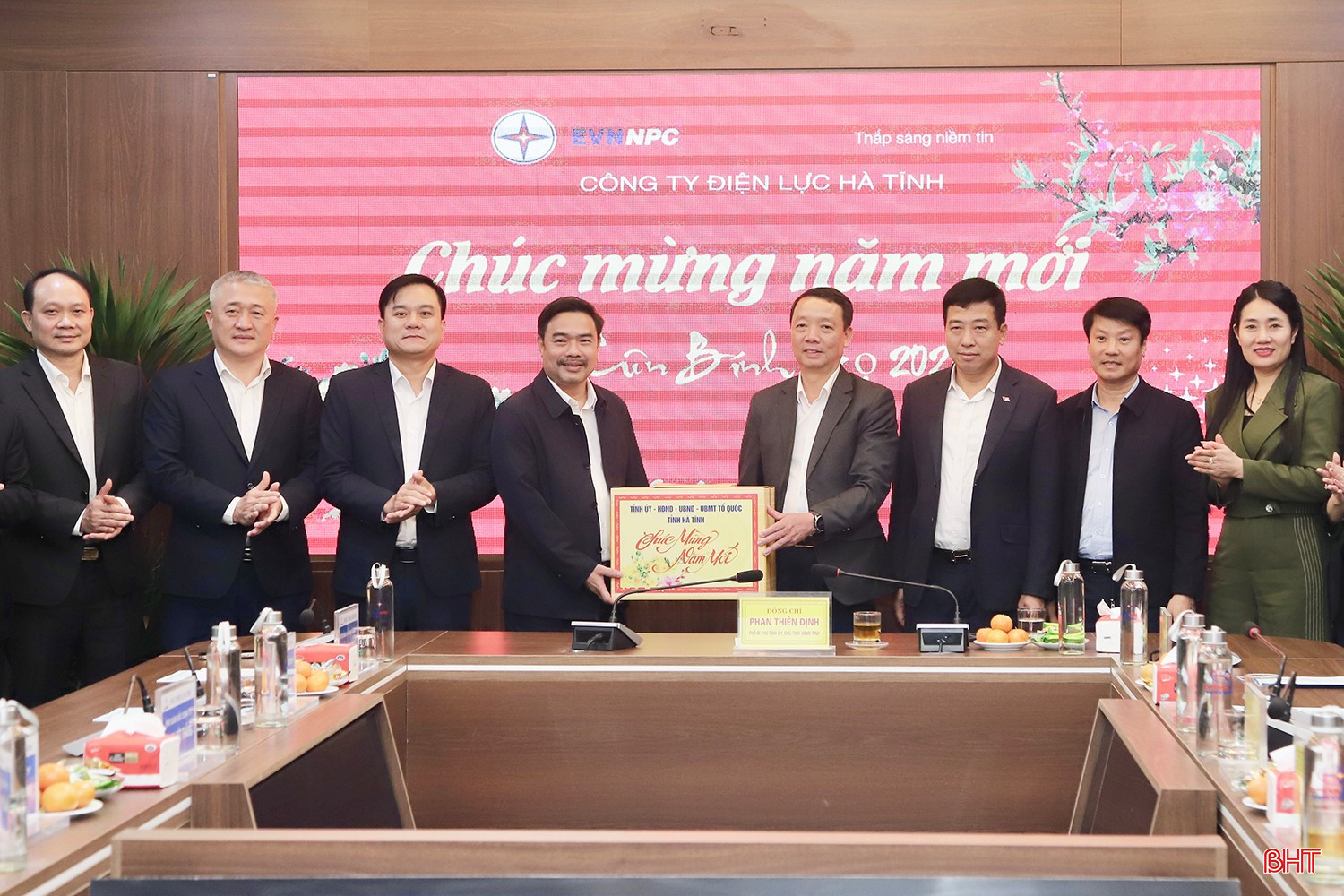 Chủ tịch UBND tỉnh Phan Thiên Định tặng quà Công ty Điện lực Hà Tĩnh.