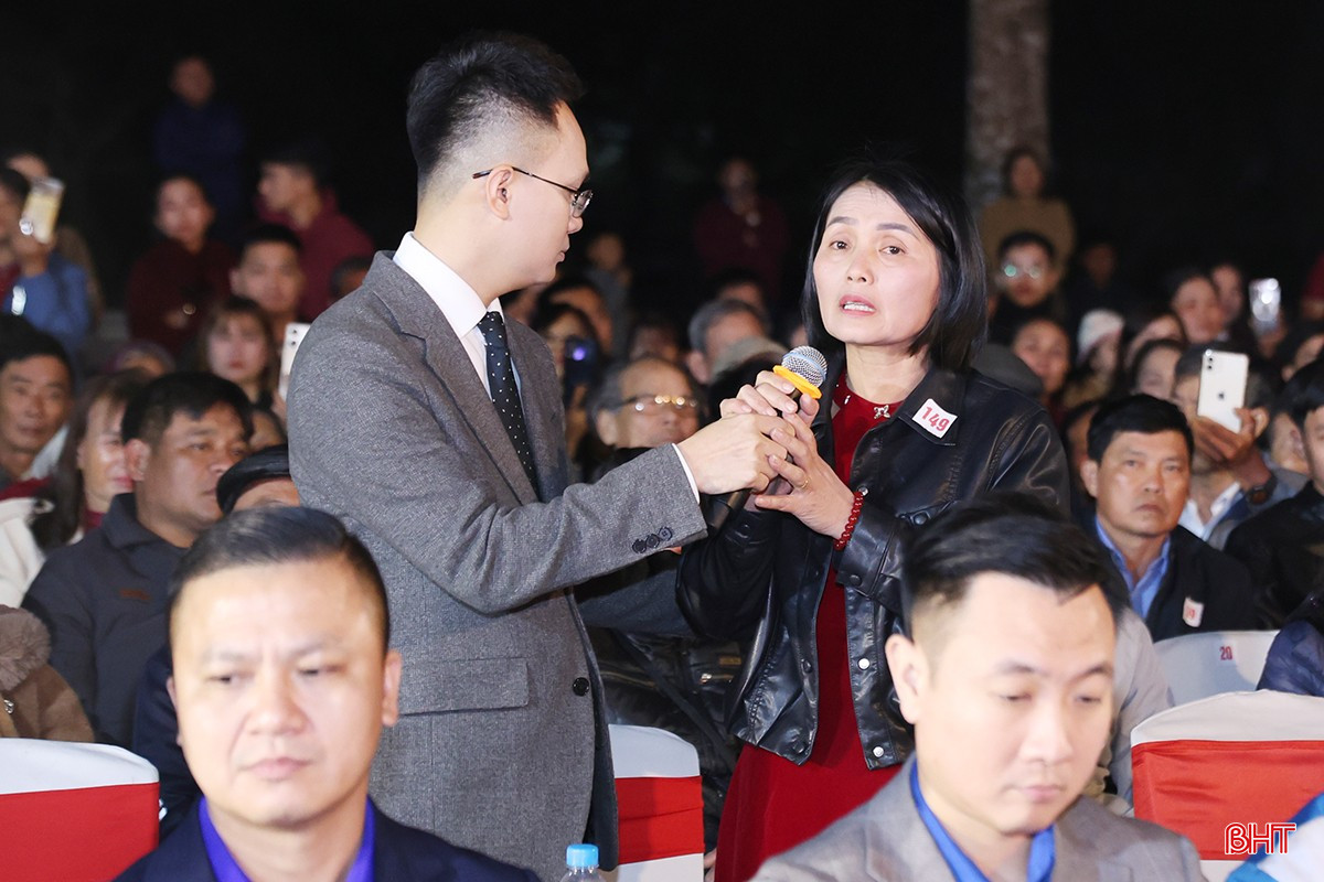 Chị Nguyễn Thị Kim Oanh xúc động khi nhớ về người cha liệt sĩ của mình.