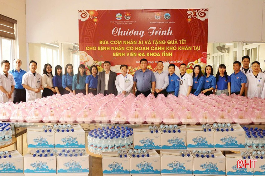 Nhân dịp Tết Nguyên đán, các cấp bộ đoàn - hội - đội trên toàn tỉnh đã đồng loạt tổ chức các hoạt động “Xuân yêu thương” với nhiều nội dung thiết thực, hướng về cộng đồng và chăm lo an sinh xã hội. Trong ảnh: Đoàn thanh niên Tổng Công ty Khoáng sản và Thương mại Hà Tĩnh phối hợp cùng Đoàn Thanh niên Bệnh viện Đa khoa tỉnh tổ chức trao 400 suất cơm và 20 suất quà Tết cho các bệnh nhân.