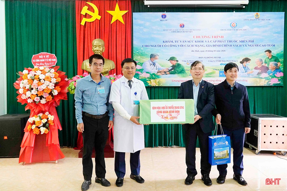 Bệnh viện Y học cổ truyền Trung ương trao tặng quà cho Trung tâm Y tế Hương Sơn.
