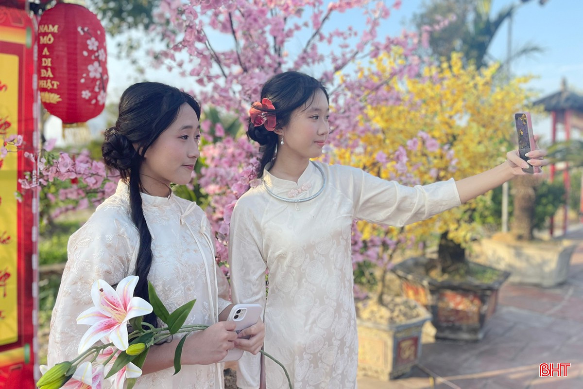bqbht_br_nhieu-ban-tre-lua-chon-ghi-lai-nhung-hinh-anh-dep-voi-mua-xuan.jpg