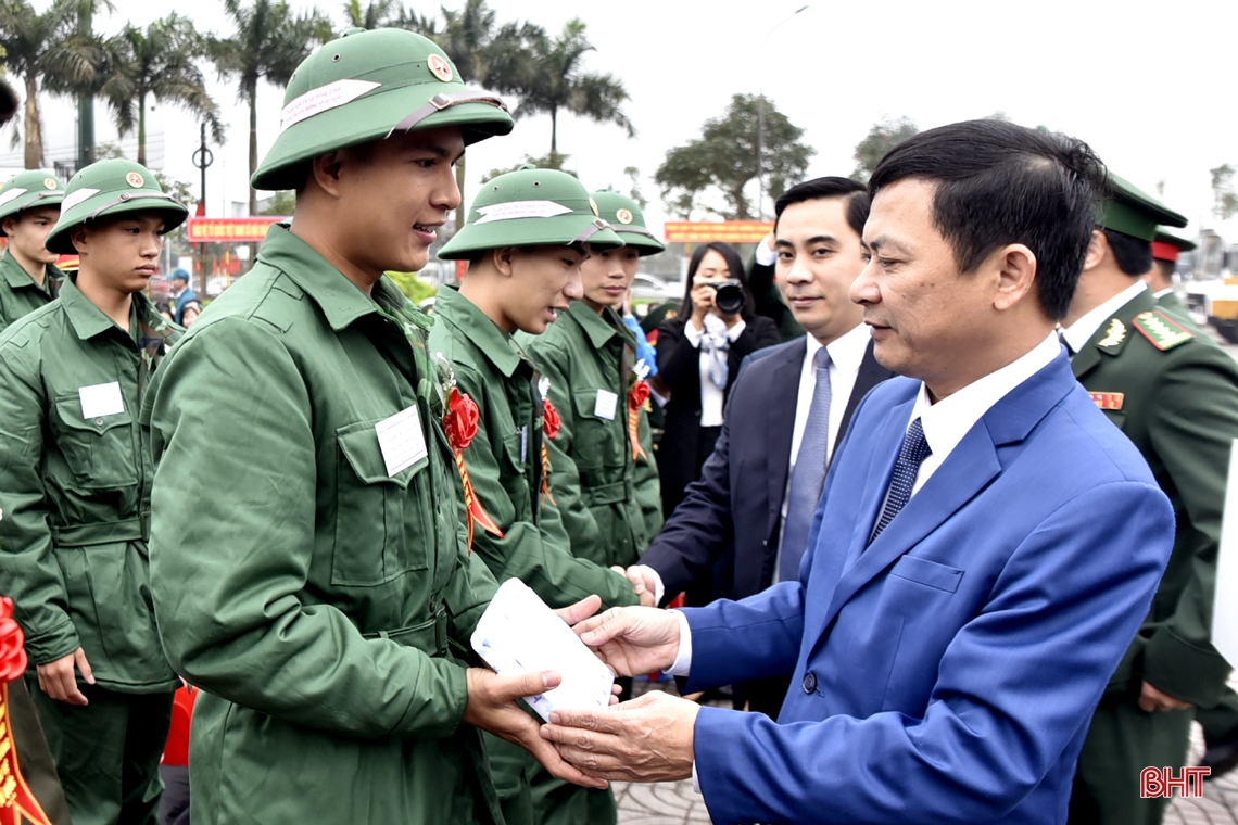 Lãnh đạo Hà Tĩnh, Bộ Quốc phòng dự lễ giao nhận quân tại các địa phương