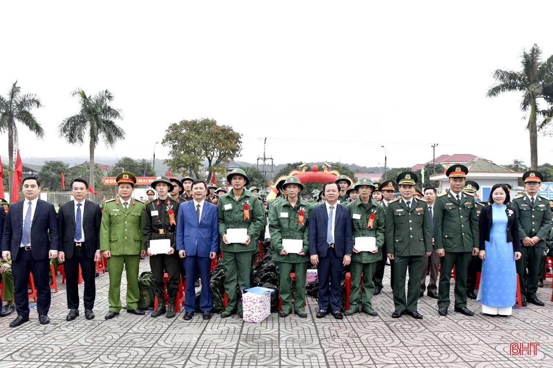 Lãnh đạo Hà Tĩnh, Bộ Quốc phòng dự lễ giao nhận quân tại các địa phương