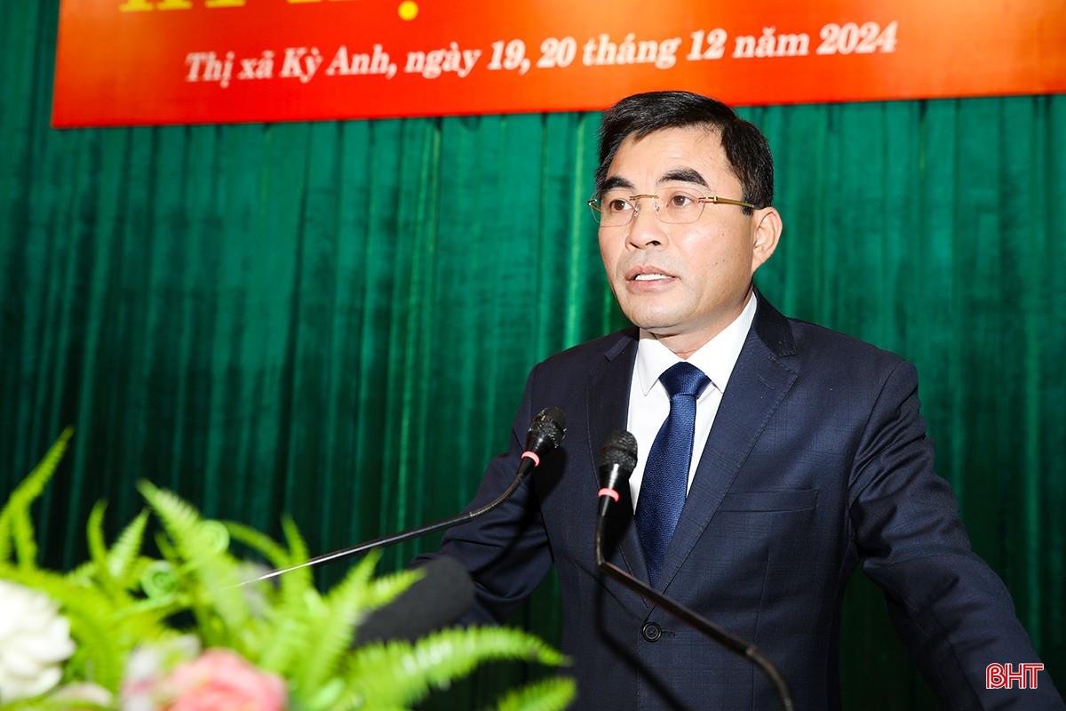 Chủ tịch UBND thị xã Kỳ Anh Phan Thành Biển báo cáo kết quả thực hiện nhiệm vụ phát triển KT - XH, đảm bảo QP - AN năm 2024; kế hoạch triển khai nhiệm vụ năm 2025.