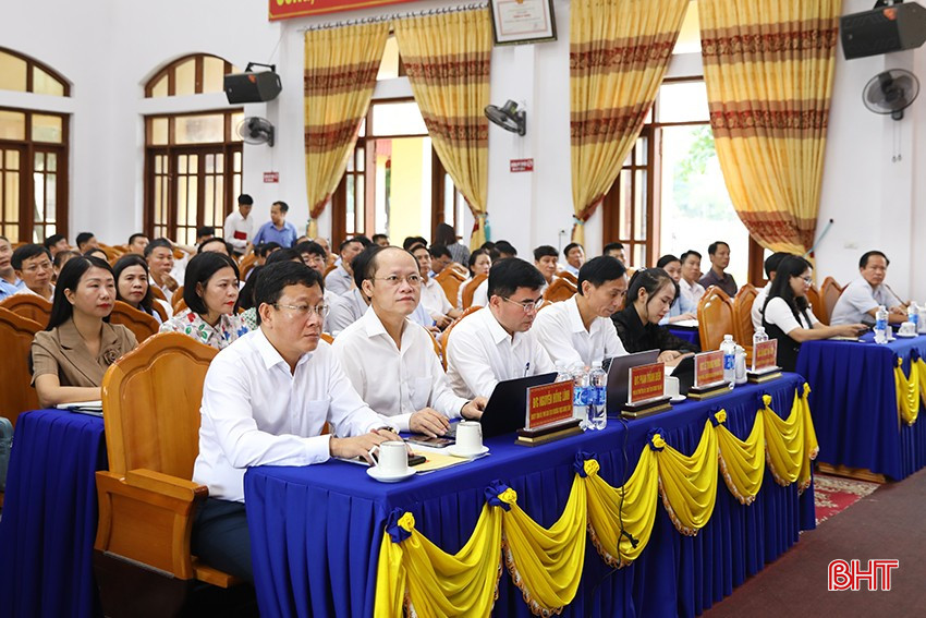 Đại biểu tham dự tiếp xúc cử tri.