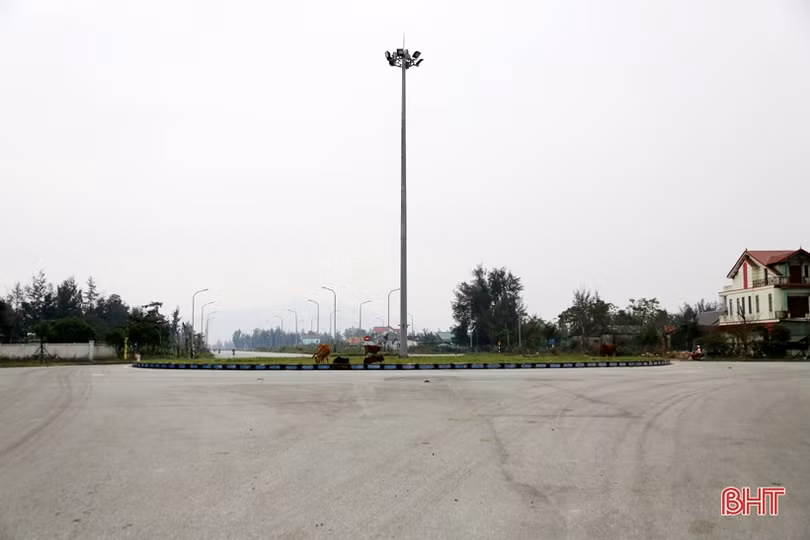Giao thông lộn xộn, tiềm ẩn tai nạn khi người dân đi tắt qua vòng xuyến ở Lộc Hà