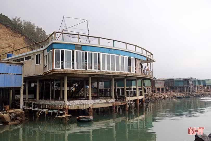 Các lực lượng phối hợp xử lý sự cố tràn dầu tại khu vực bờ biển xã Kỳ Lợi