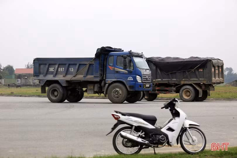 Giao thông lộn xộn, tiềm ẩn tai nạn khi người dân đi tắt qua vòng xuyến ở Lộc Hà