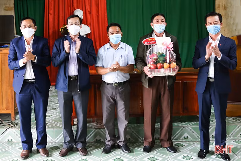 Trưởng ban Nội chính Tỉnh ủy tặng quà nhân ngày đại đoàn kết toàn dân tại Can Lộc