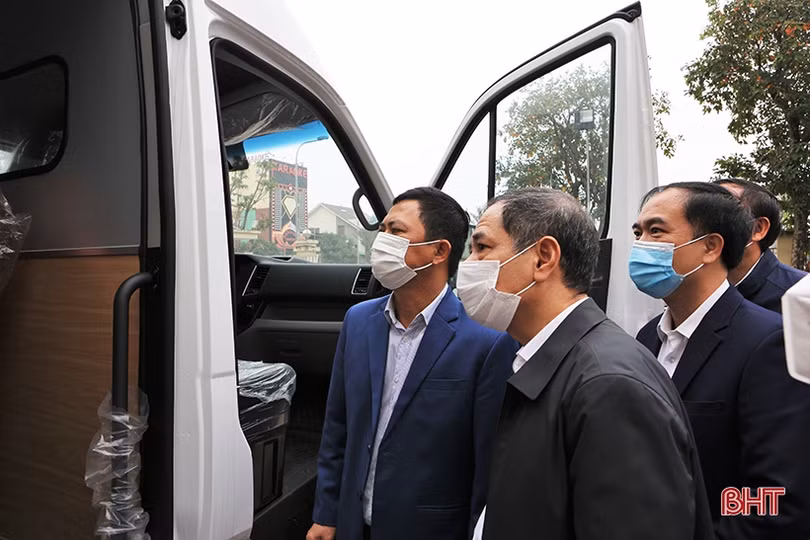 Hà Tĩnh tiếp nhận 2 xe cứu thương từ Tập đoàn Dầu khí Việt Nam